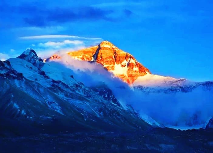 surise-of-everest-peak