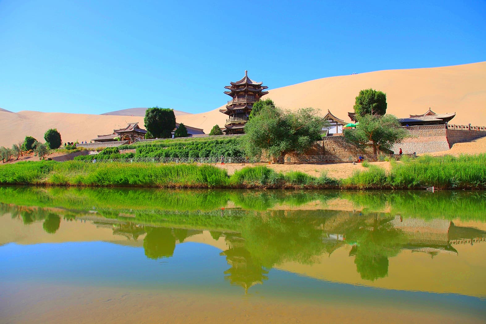 echoing-sand-mountaion-crescent-lake