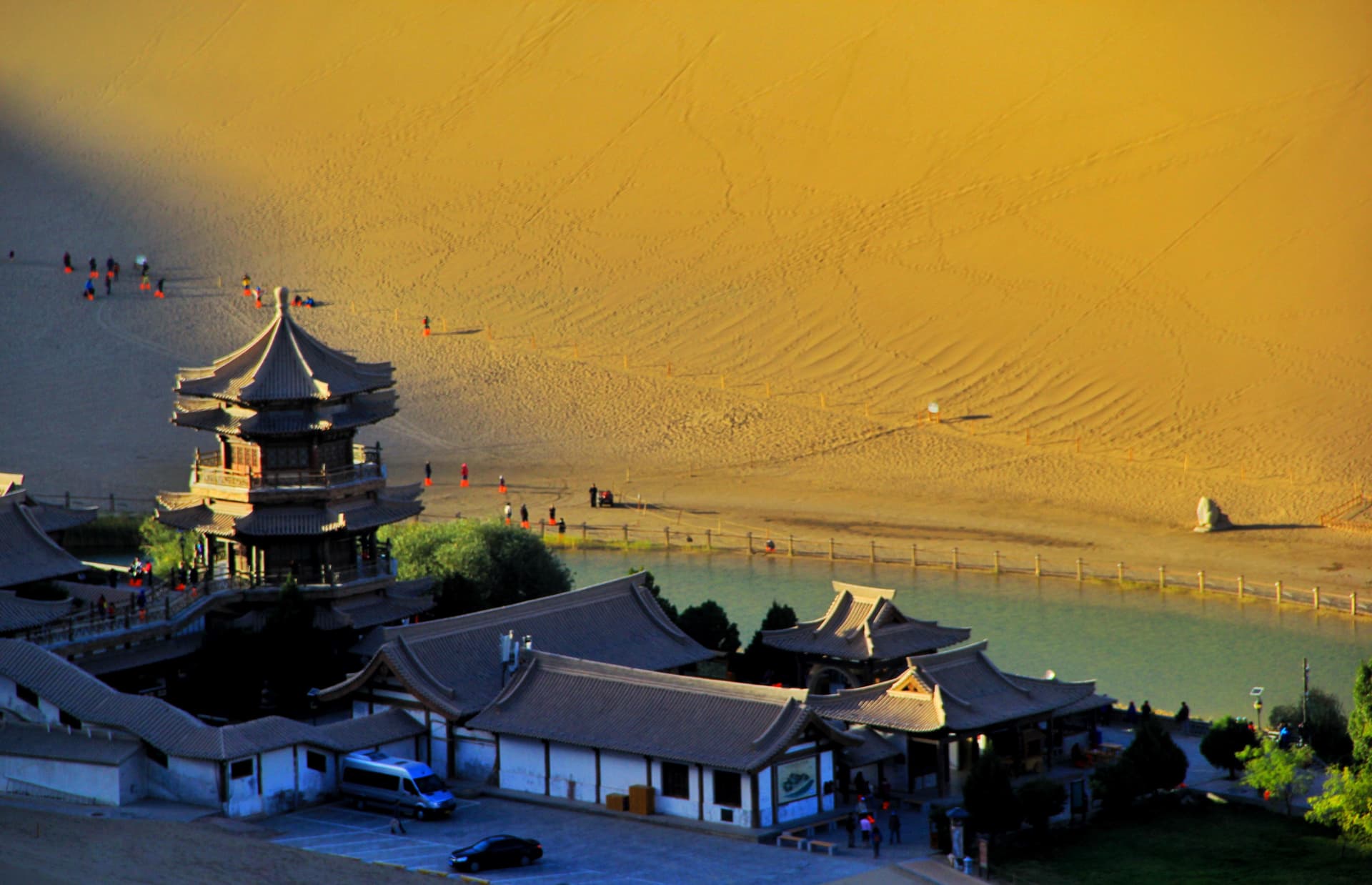 echoing-sand-mountaion-crescent-lake-1