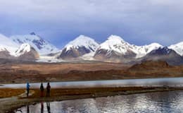 hiking-in-the-karakul-lake hiking-in-the-karakul-lake