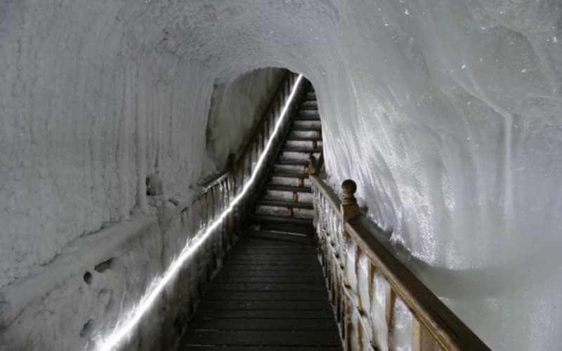 ten-thousand-year-ice-cave ten-thousand-year-ice-cave
