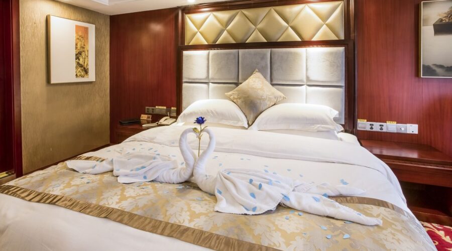 Presidential-Suite-Bedroom-onboard-China-Goddess-2.jpg